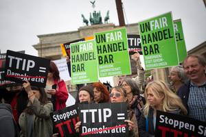 Foto: Mehr Demokratie TTIP und CETA: Der Widerstand wächst! Flickr: (CC BY-NC 2.0) https://www.flickr.com/photos/mehr-demokratie/13943655229/in/album-72157644549472131/